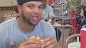 珍贵影像！詹姆斯领衔一众NBA巨星在加油站便利店吃汉堡🍔